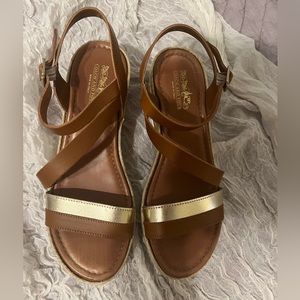 Coach and Four Women's Size 8 BANNO Luggage/Gold Strappy Wedge Sandals Shoes